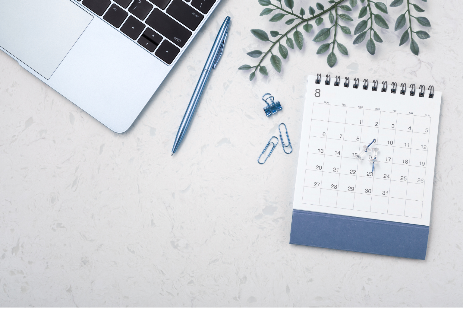 calendário, caneta e computador dando a ideia de planejamento