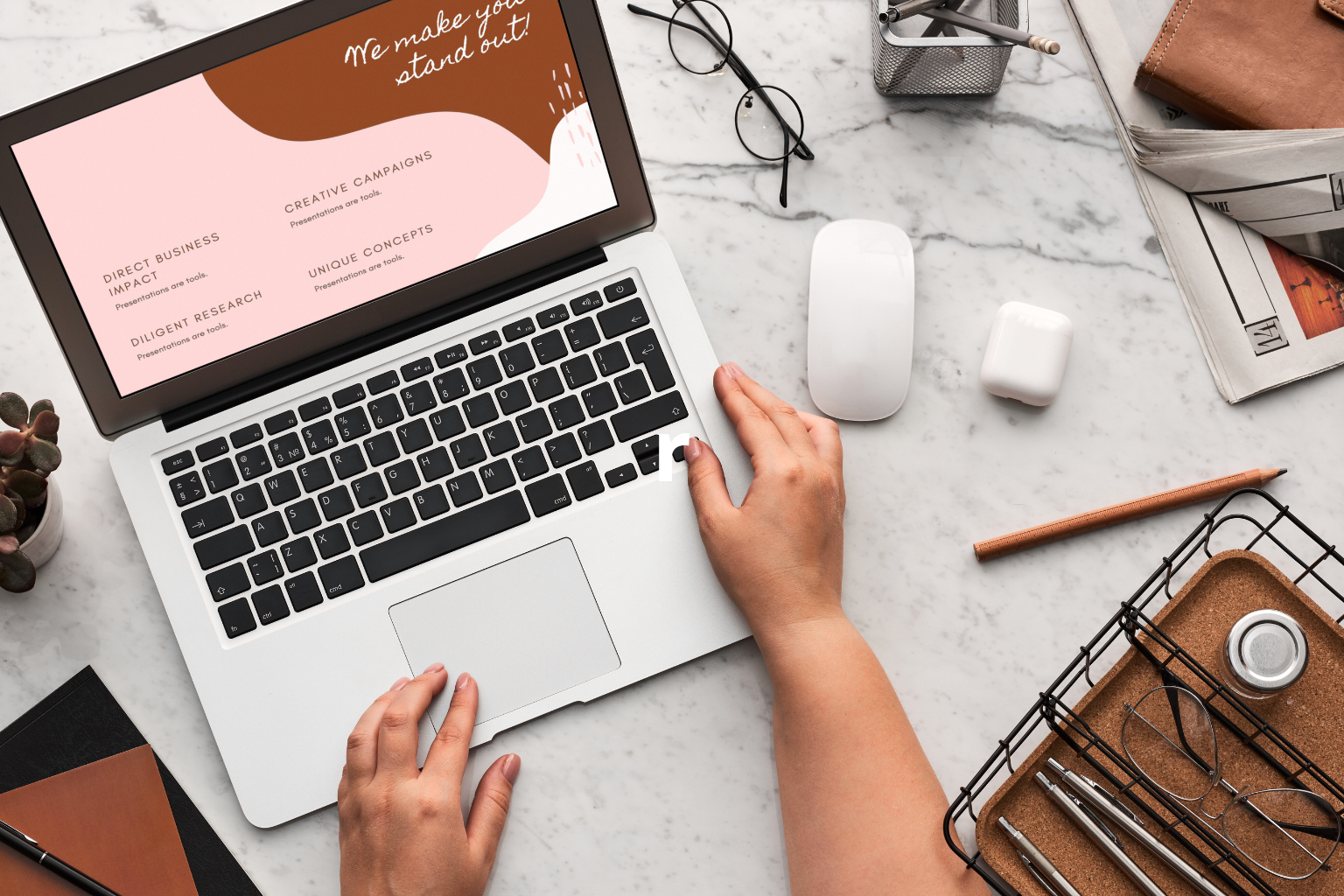 mesa com notebook, mouse e outros itens espalhados dando a ideia de planejamento de conteúdo educacional para vender infoproduto ou produto digital