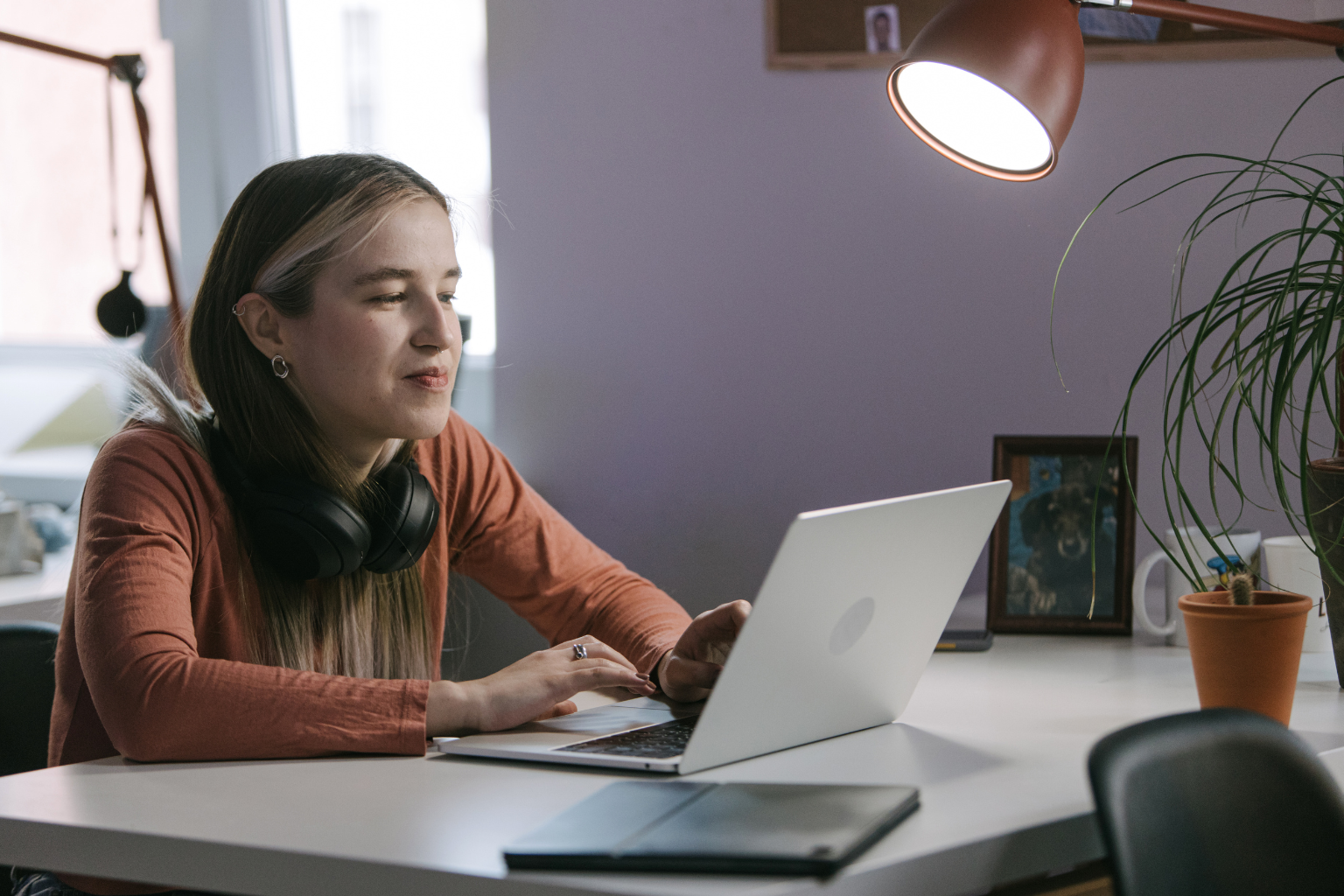 Mulher em frente a laptop dando aula online