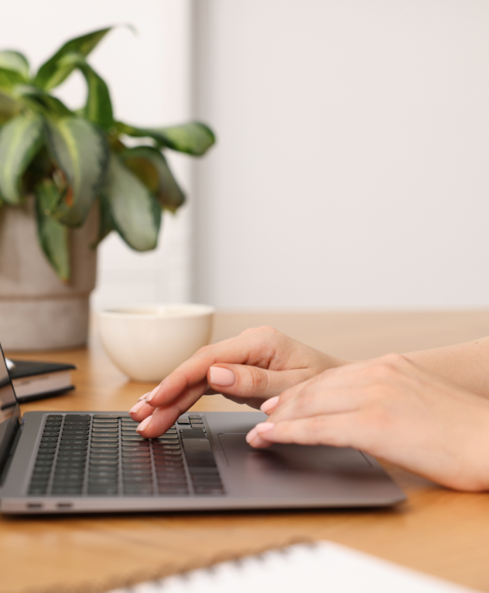 Mãos digitando num laptop - copywriting - escrita persuasiva